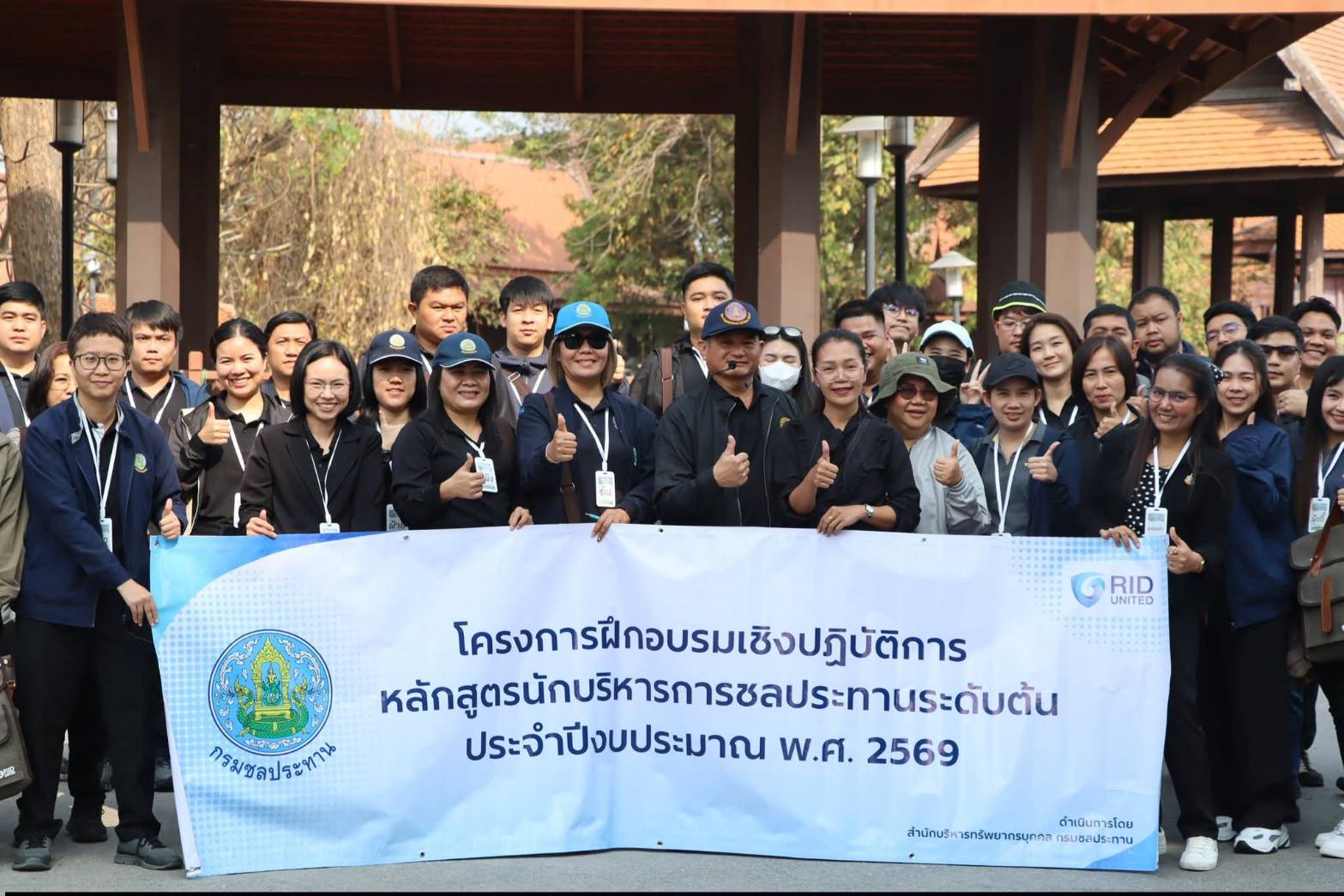 title - นางสาวสิริมา แจ้งกระจ่าง ผู้อำนวยการศูนย์ส่งเสริมและพัฒนาอาชีพเสริมนอกภาคการเกษตร ให้การต้อนรับบุคลากรในโครงการฝึกอบรมเชิงปฏิบัติการ หลักสูตรนักบริหารการชลประทานระดับต้น รุ่นที่ 30 ณ ศูนย์ส่งเสริมและพัฒนาอาชีพเสริมนอกภาคการเกษตร (ศูนย์ศิลปาชีพ บางไทรฯ (เดิม))